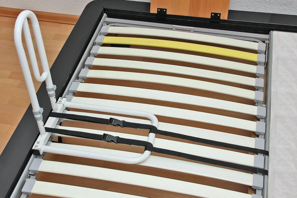 Alberts System wspomagający wstawanie z łóżka uchwyt stal powlekana biały 21 mm płytka tworzywo sztuczne 330 x 560 x 620 mm biała
