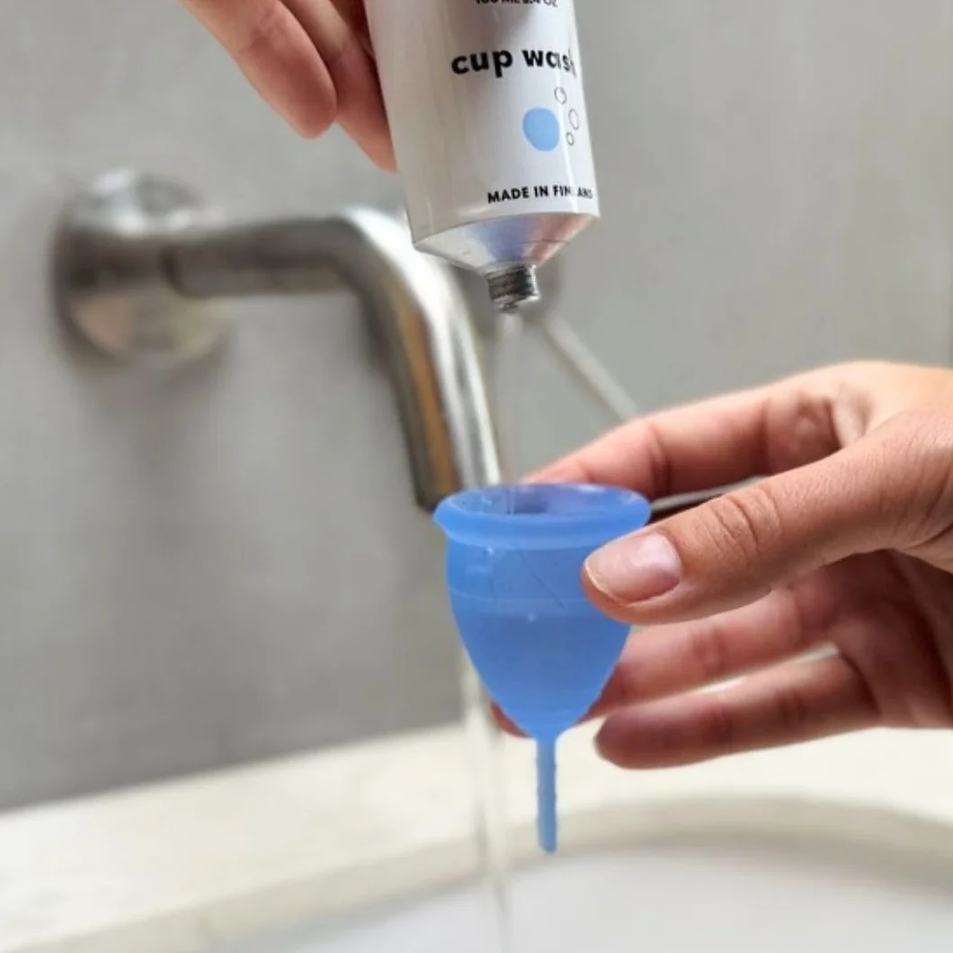 Lunette Żel do Mycia Kubeczka Menstruacyjnego i Dysku – środek Czyszczący o Zbalansowanym pH– Wegański-Bezpieczny dla Silikonu – o Zapachu Cytryny i Eukaliptusa – Wyprodukowany w Finlandii- 100 ml